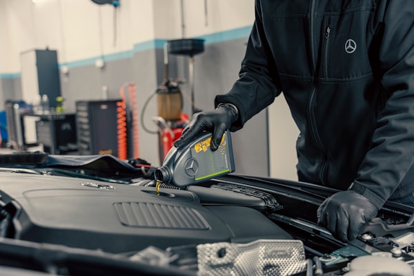 Técnico realizando cambio de aceite de motor en lubricentro